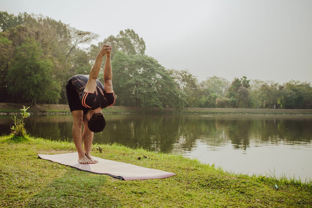 Yoga for Digital Detox: Powerful and Simple Poses to Unplug 1 Woman enjoying Yoga for Digital Detox in a calm and peaceful natural environment.