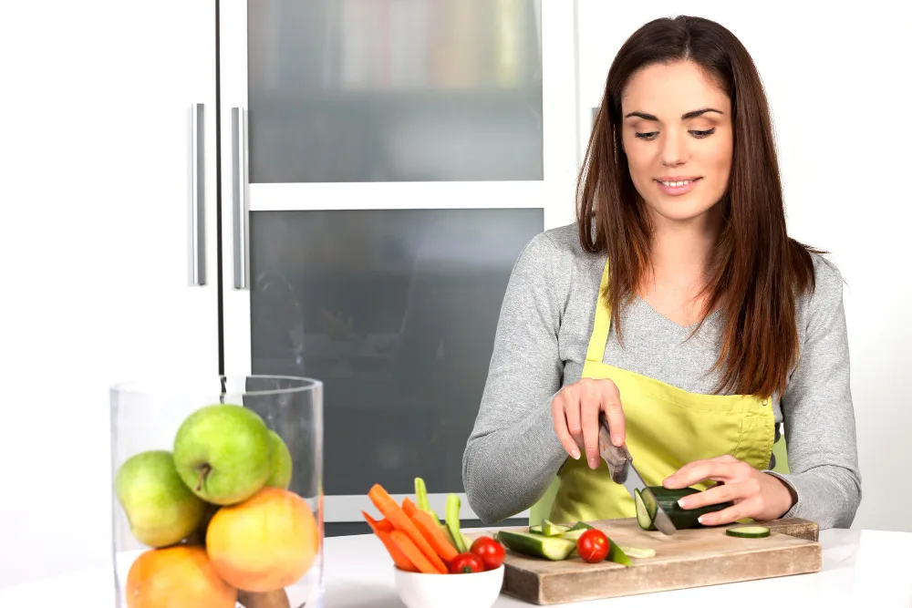 Quick Nutrition Tips: 10 Easy Ways to Eat Healthier Daily 2 Quick nutrition tips for busy people – woman preparing a balanced, colorful meal